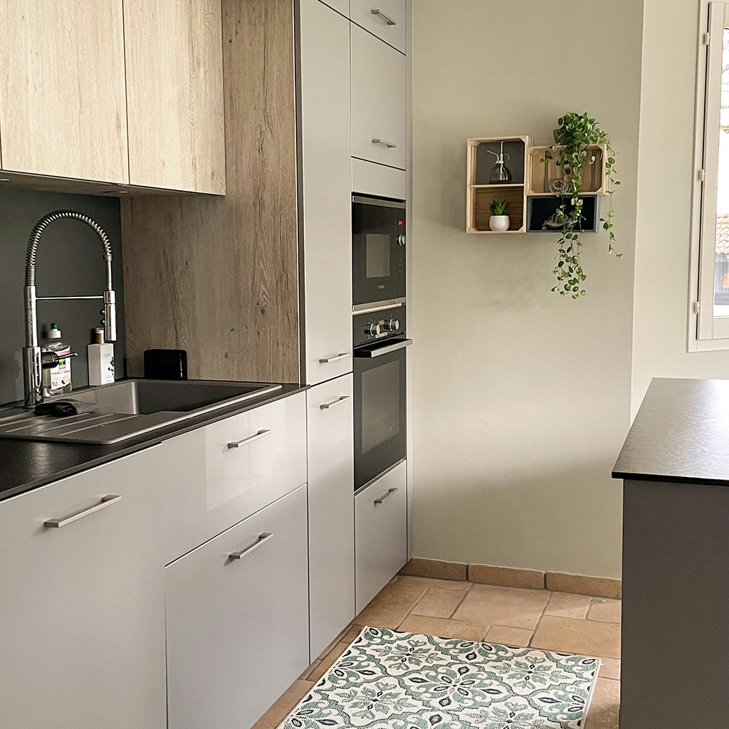 Modern kitchen renovation with white cabinets, wood-effect panels and integrated appliances in Edinburgh